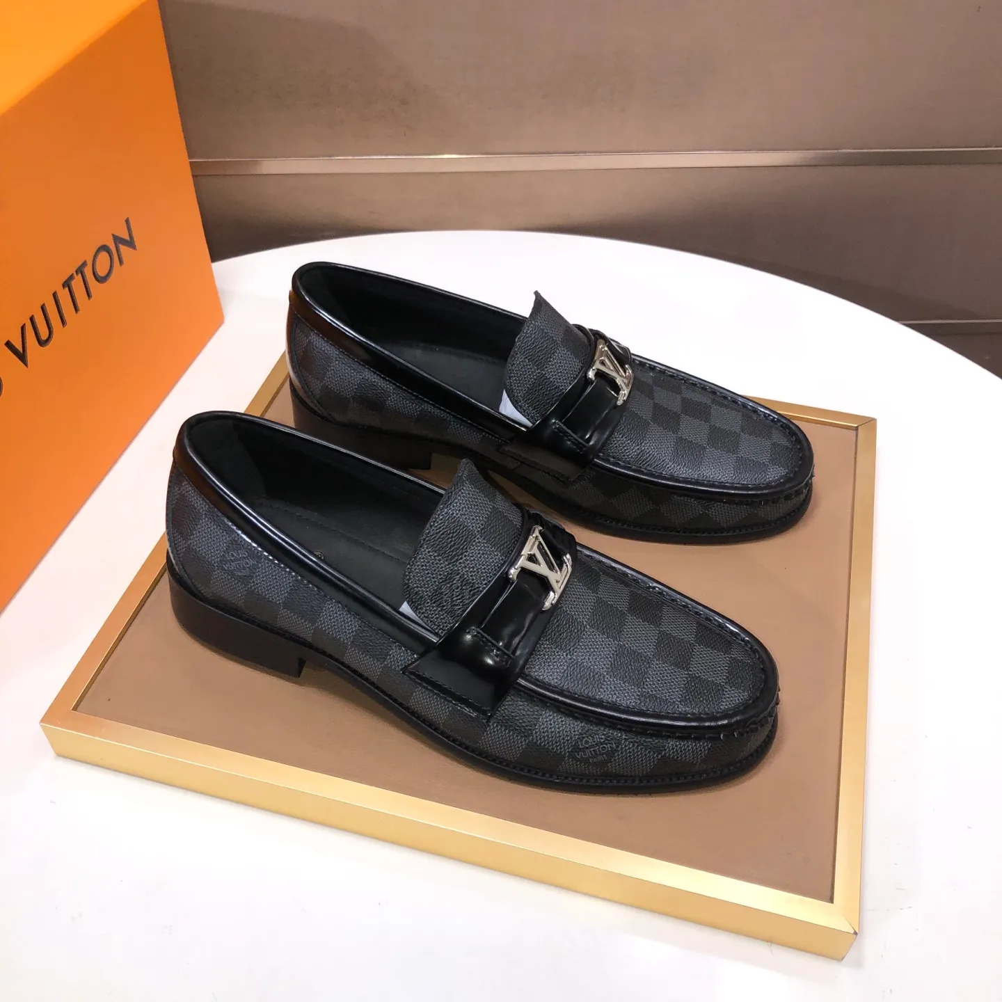 Men's men's shoes💰540💰[LV] (original single cowhide lining)🍀LV's latest genuine leather business suit shoes are available on the official website at the same time. The first-layer cowhide imported from Italy is made of heavy gold, and the official website has a 1:1 rubber outsole. Versatile to wear, high-end without losing class, and the color combination is extraordinary. This four-season style is alluring when worn on your feet, showing off your big-name flair. Standard code 38-45 (45 customized)